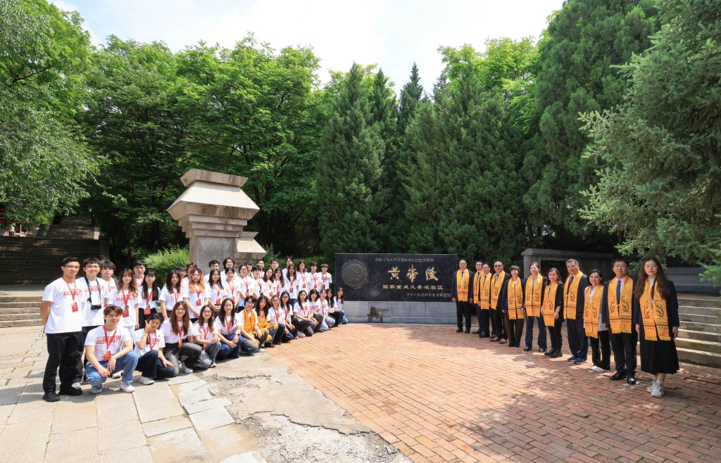 研習團走訪黃帝陵,參與莊嚴祭祖儀式,溯源中華五千年文明根脈。 研習團走訪黃帝陵,參與莊嚴祭祖儀式,溯源中華五千年文明根脈。