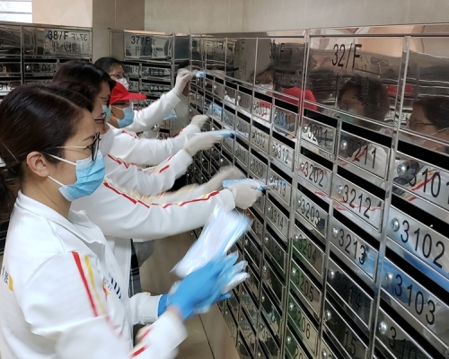 基滙資本民坊分配8000個口罩予石怡樓住戶。