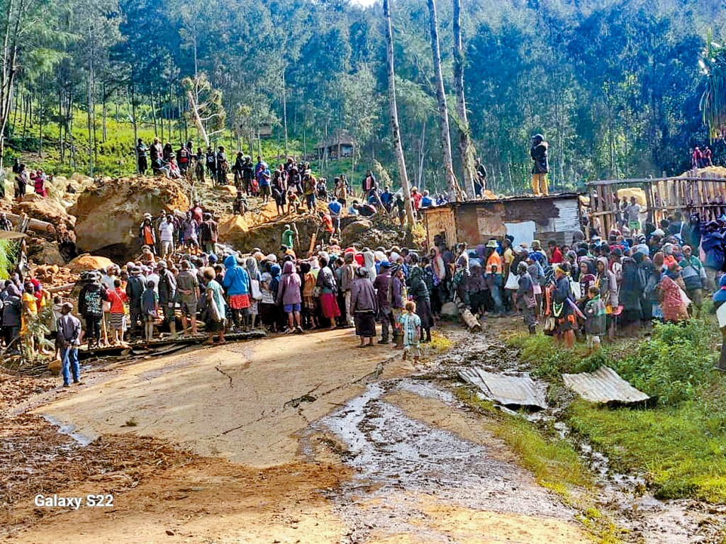 村民周一在山泥倾泻掩埋地点附近等候搜救消息。