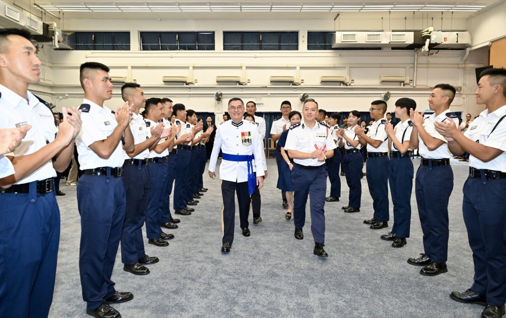 警務處處長周一鳴(前排右一)和警務處副處長(國家安全)簡啟恩(前排左一)出席香港警察學院結業會操後,恭賀結業學員。 警務處處長周一鳴(前排右一)和警務處副處長(國家安全)簡啟恩(前排左一)出席香港警察學院結業會操後,恭賀結業學員。