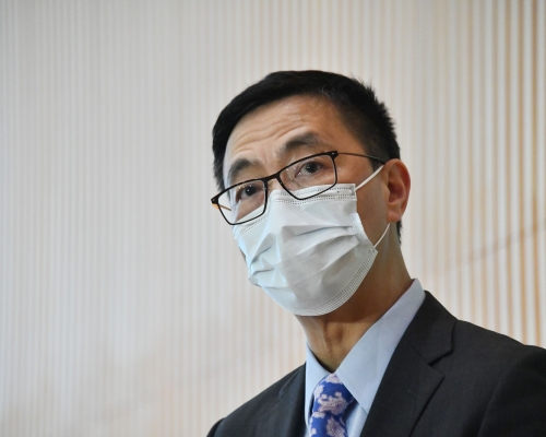 教育局局長楊潤雄建議今屆文憑試考生明年放榜日再回校。 資料圖片