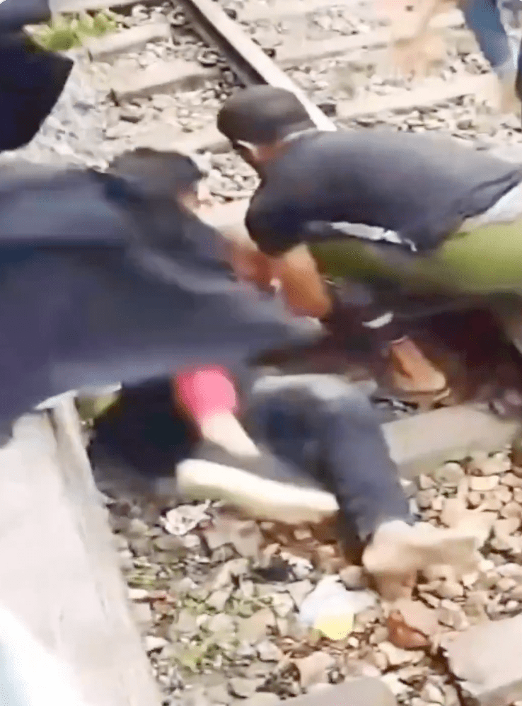 待列車完全駛離後，月台民眾隨即擁上前將父子倆救起。 @nextminutenews7