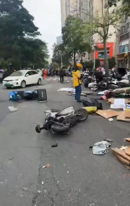 福州有私家車失控撞飛多輛電動車及司機。