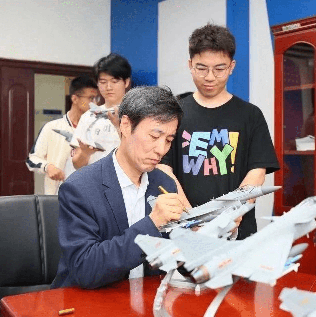 王海峰為同學簽名。央視新聞 王海峰為同學簽名。央視新聞