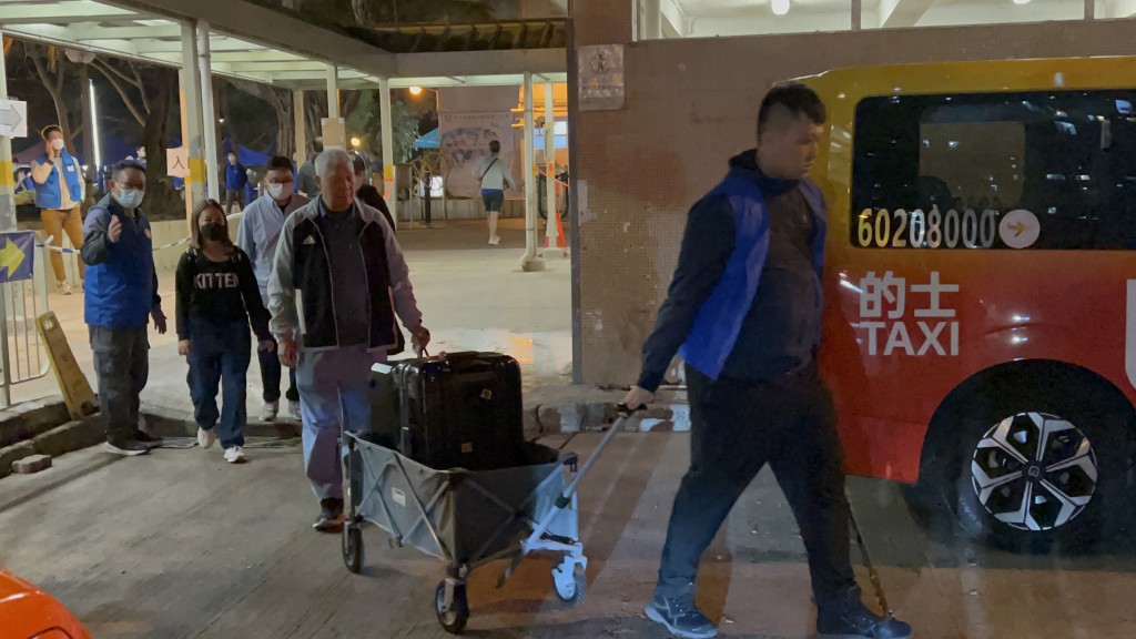 宏志閣的居民陸續返回家園取回重要財物。