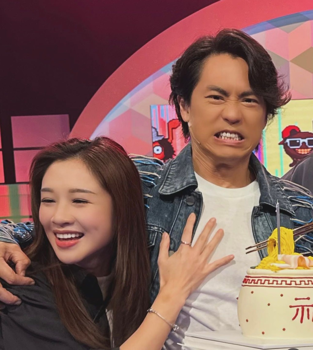 麥美欣偷襲森美的胸肌。 麥美欣偷襲森美的胸肌。