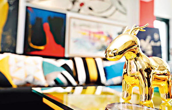 馬興文創作的小龍馬，過去一年在世界多國展出，在客廳亦擺放了一隻迷你版。他早前更成立了「小龍馬慈善基金」，以藝術促進社會共融。