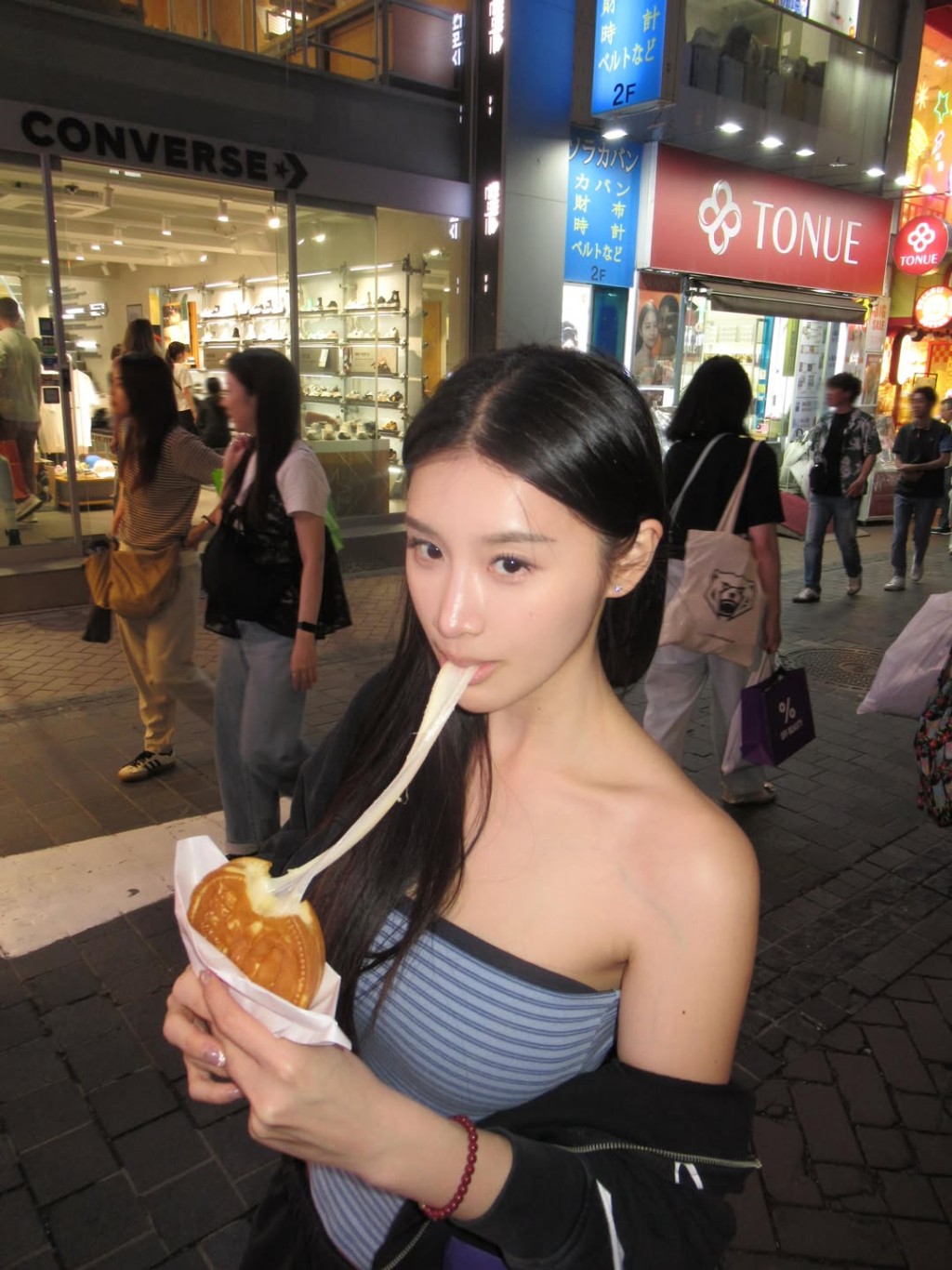 郭珮文在街頭食芝士餅,畫面十分養眼。 郭珮文在街頭食芝士餅,畫面十分養眼。
