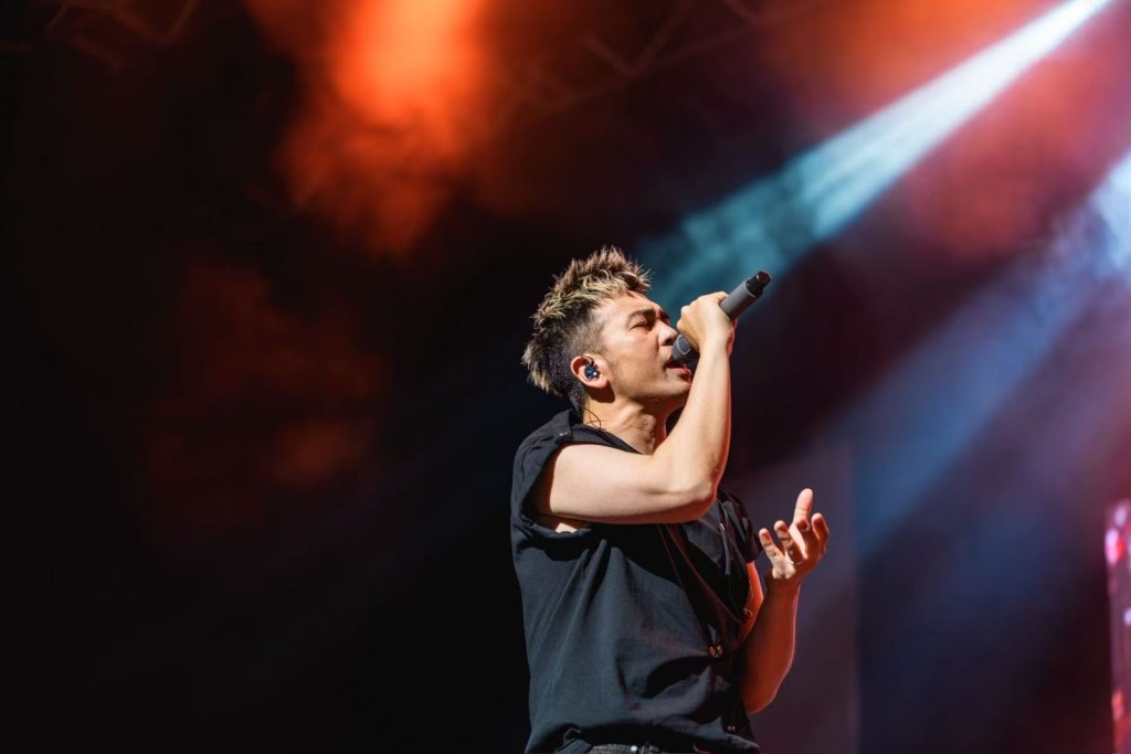 ear Jane應要求連唱《無可避免》、《到此為止》及《別說話》等經典作品。 ear Jane應要求連唱《無可避免》、《到此為止》及《別說話》等經典作品。