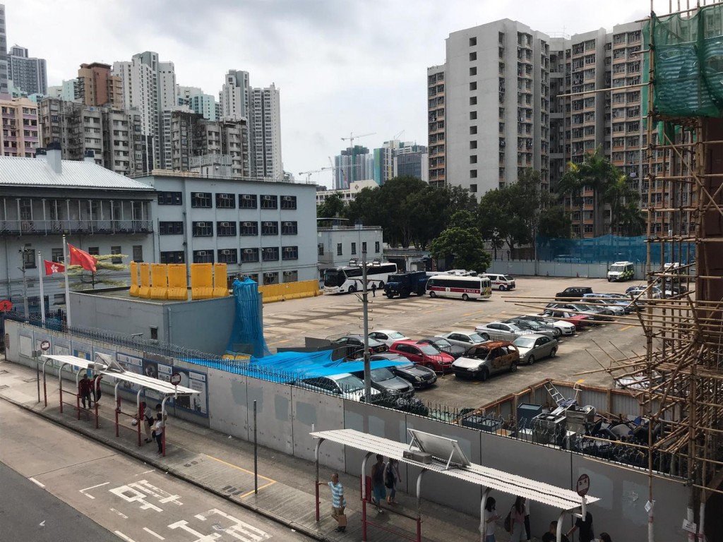 深水埗警署大門放置水馬，停車場放藍紗防止示威者投石。