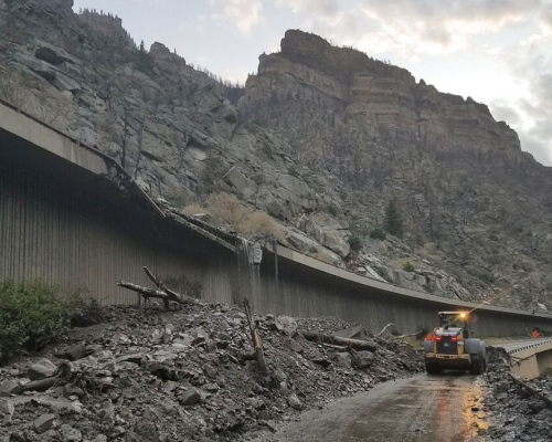 美國科羅拉多州山泥傾瀉，逾100人一度被困。AP圖