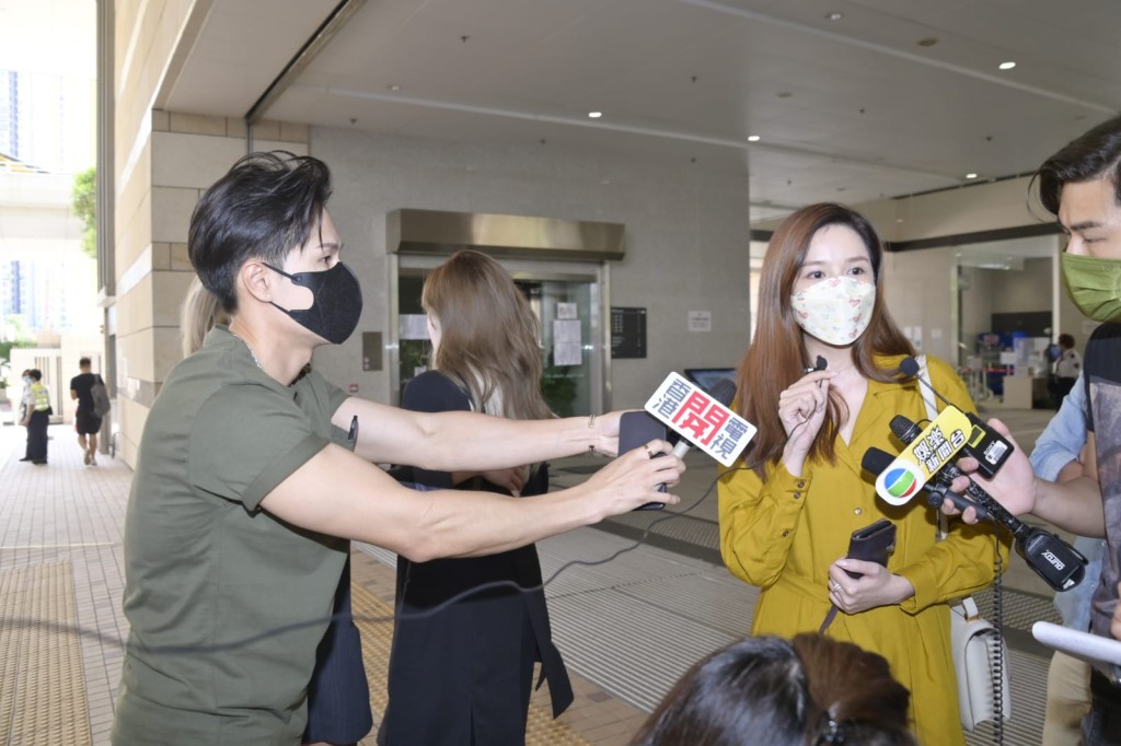 鍾舒漫和妹妹鍾舒祺不滿,決定中止訪問並離去。