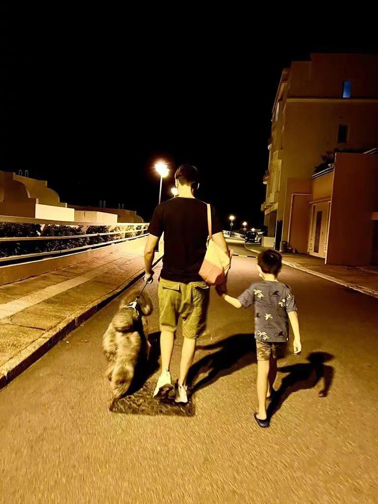 陈伟霆返港期间，还会带爱犬在家附近散步。