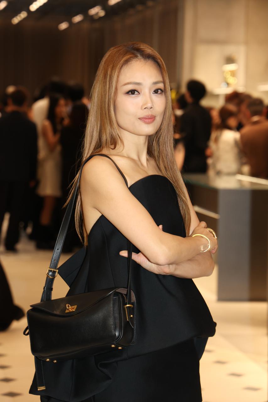 祖兒拍照時，有粉絲路過大讚她好靚女。