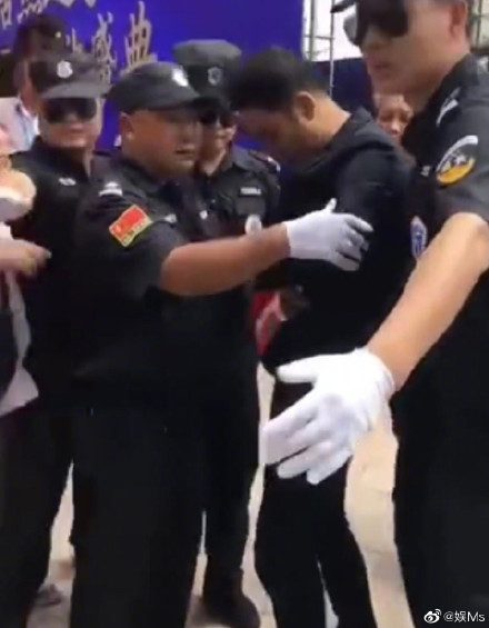 任達華自行步離現場時以手按著腹部。網圖