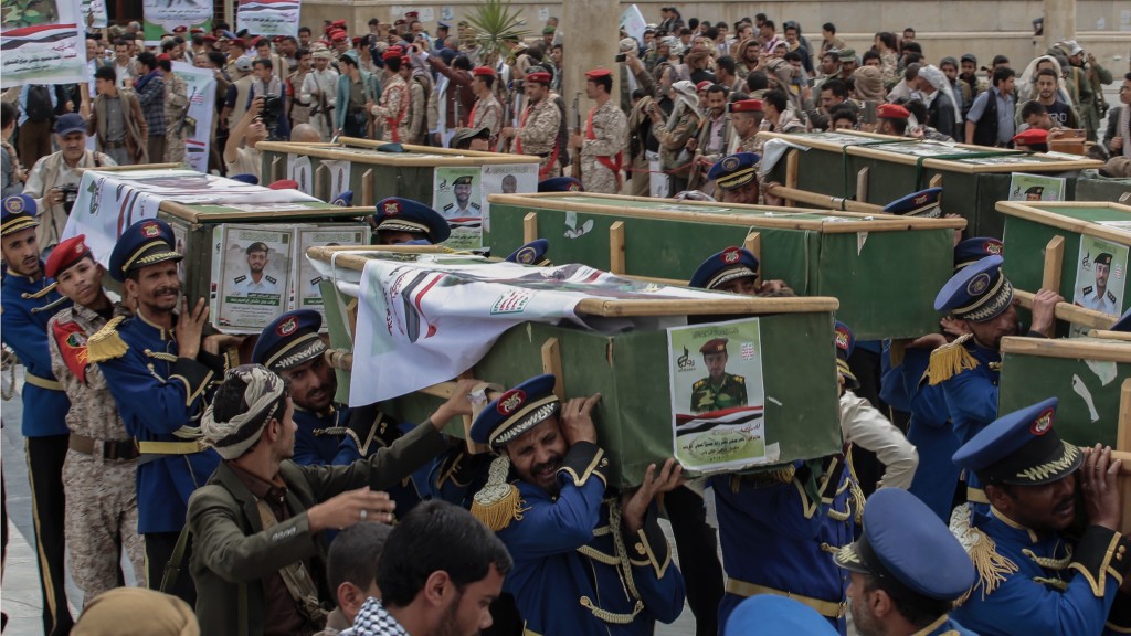 日前英美突袭也门，胡塞武装为遇难者举行集体葬礼。 美联社