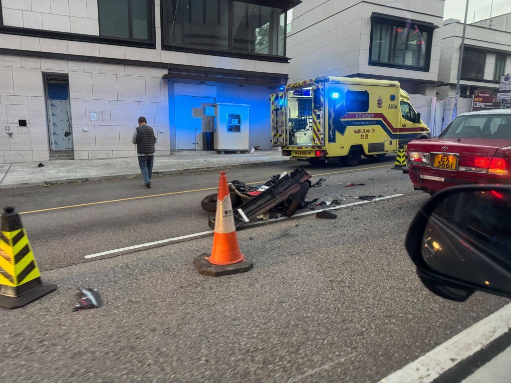 電單車嚴重損毀,零件散落一地。網上圖片 電單車嚴重損毀,零件散落一地。網上圖片