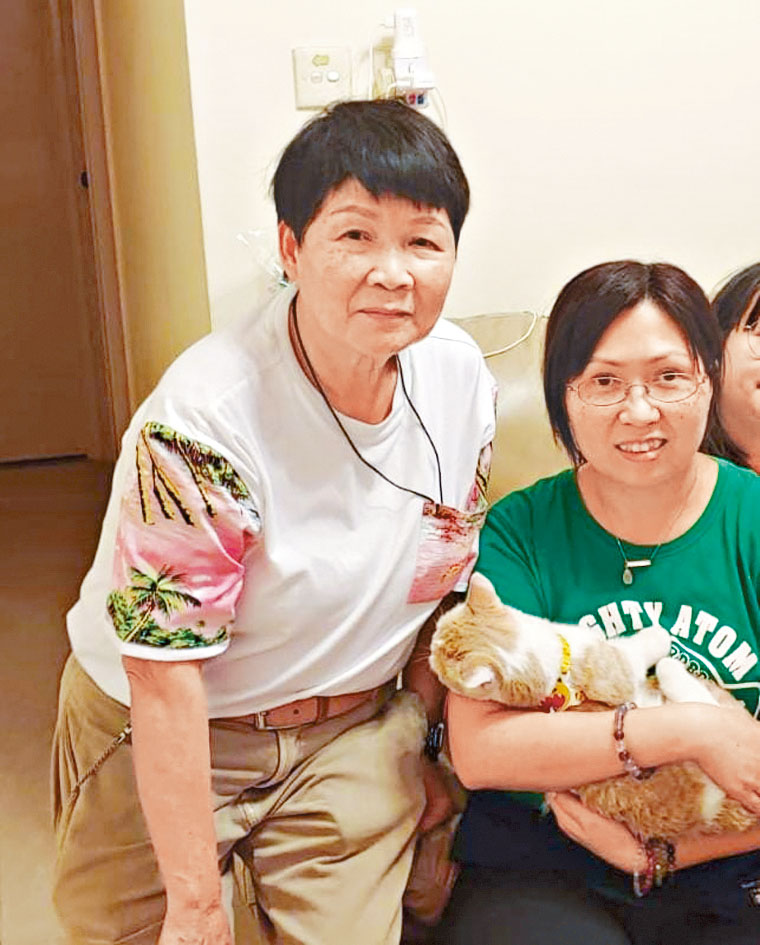 遭電閘壓死的女保安員魏玉筠(右)生前與母合照。