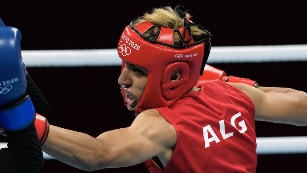 東京奧運中的哈利夫出拳。 美聯社