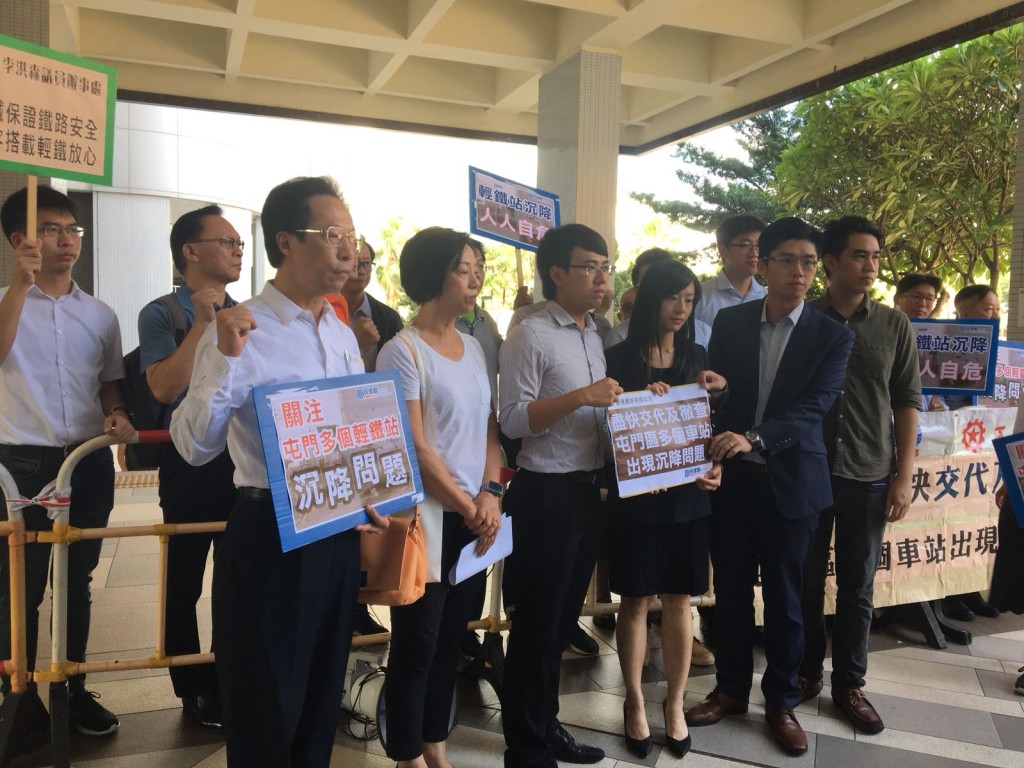會議舉行前,民建聯及工聯會在屯門政府合署向港鐵及房屋署遞交請願信。