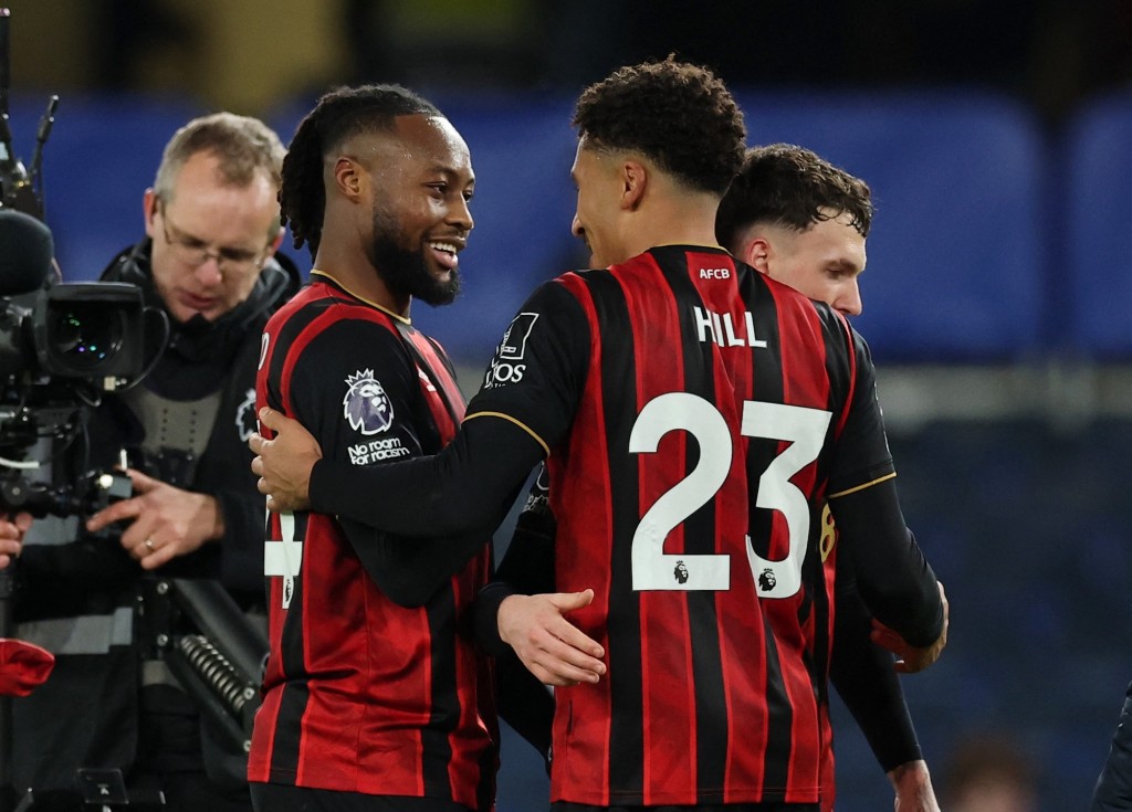 施美安賽後與隊友擁抱，並疑似向在場球迷揮手道別。路透社