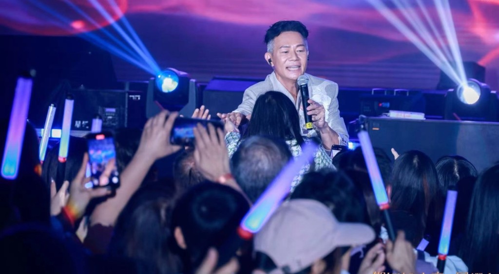 張兆輝不僅與觀眾熱情互動合唱，又落台握手。