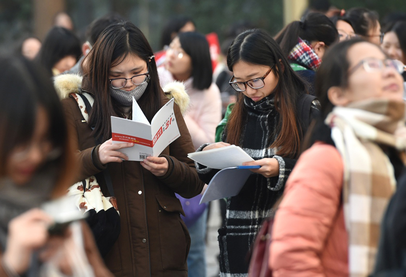 参加公务员考试的人逐年递增。（新华社）