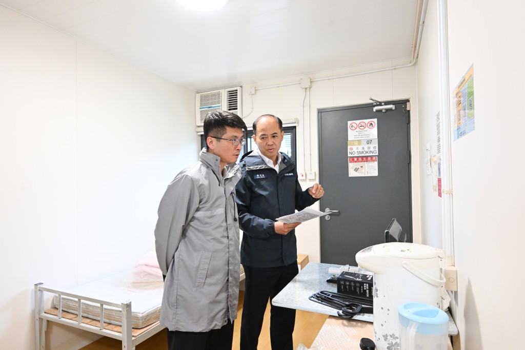 衞生防護中心緊急應變及項目管理處主任梁耀康(左)與民眾安全服務處總參事梁冠康(右)巡視處於備用狀態的竹篙灣社區隔離設施,確保可在有需要時投入作檢疫用途。 衞生防護中心緊急應變及項目管理處主任梁耀康(左)與民眾安全服務處總參事梁冠康(右)巡視處於備用狀態的竹篙灣社區隔離設施,確保可在有需要時投入作檢疫用途。