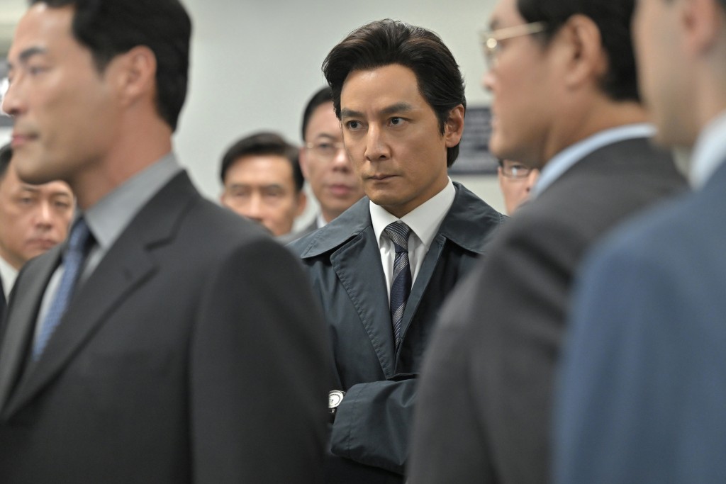 吴彦祖于《寒战1994》饰蔡元祺（青年）：1994年时任警务处行动副处长，作风心狠手辣。角色的老年版由张国柱于《寒战II》饰演。