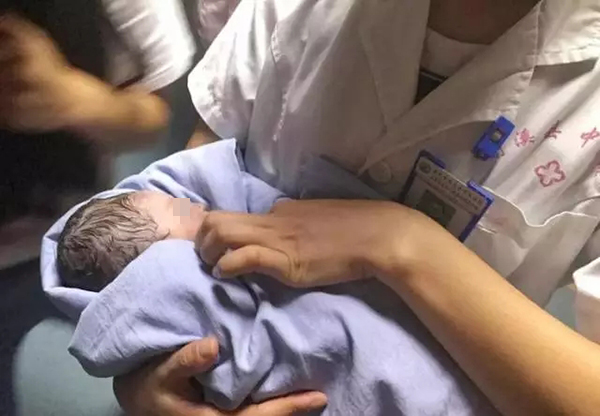 女嬰目前在醫院接受治療。網上圖片