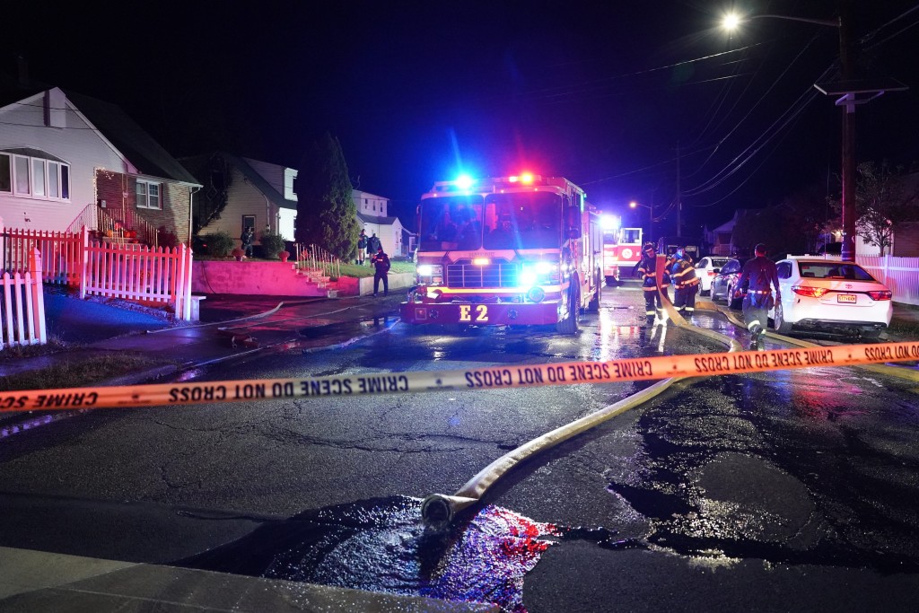 目前死者身份仍待確認，起火原因與具體起火位置正由消防及警方調查中。路透社