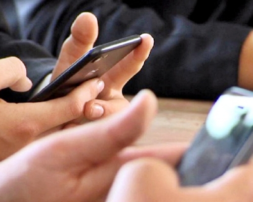調查顯示超過3成中學生試過在未得到同意下，被人上載自己的照片或影片。網圖