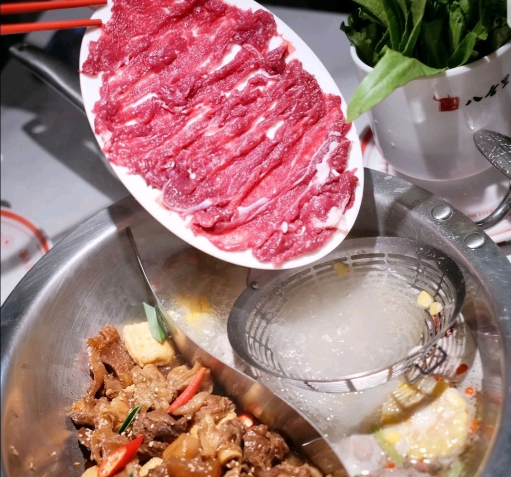 广州火锅2023｜６.八合里牛肉火锅 牛肉涮十秒左右，肉质鲜嫩。(图片来源：trip.com@超神哥)
