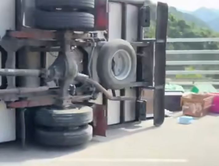 貨車翻側，大量貨物跌出車斗。fb 車cam L（香港群組）  網片截圖