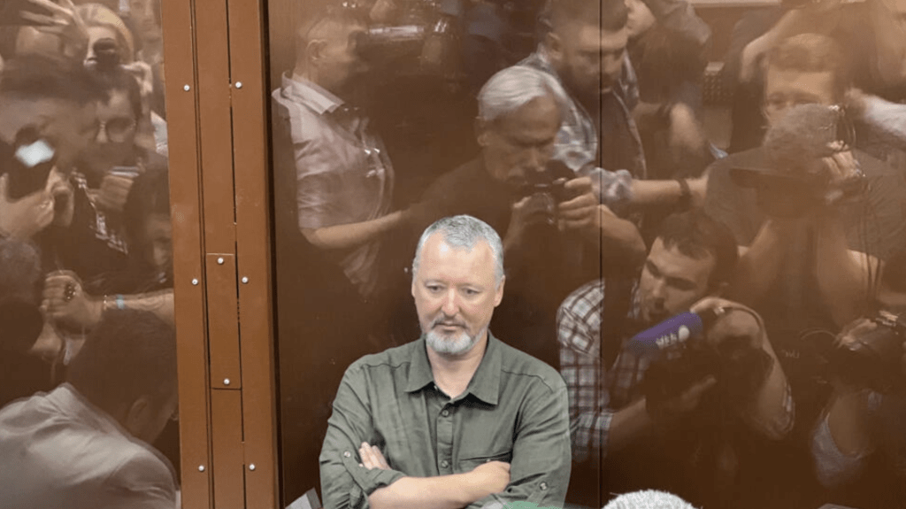 被控煽動極端主義活動的吉爾金7月21日在俄羅斯首都莫斯科的法庭聽證會上，他坐在被告圍欄的玻璃牆後面。 路透社