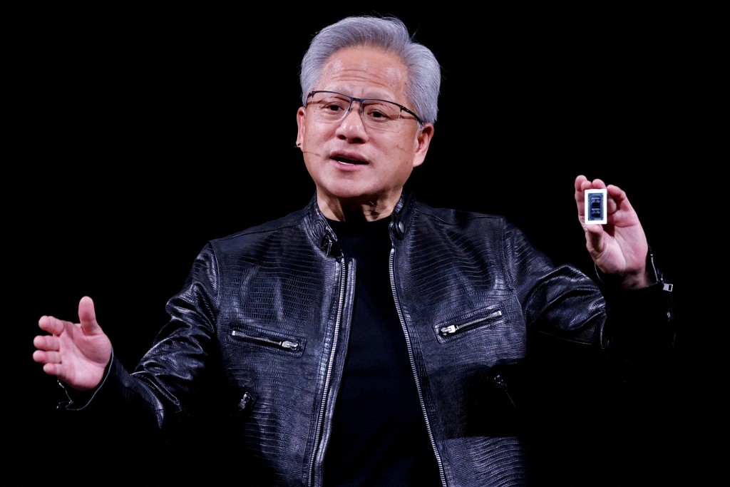 如今兩人分掌Nvidia與AMD，各據半導體半壁江山，被戲稱為「表舅與表外甥女之戰」，黃仁勳亦曾公開盛讚蘇姿丰，稱「她的職業生涯令人難以置信，真的非常了不起」。