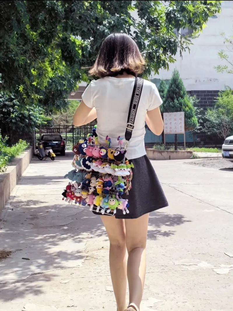 不少年輕人喜歡邊旅行邊賺錢。小紅書 不少年輕人喜歡邊旅行邊賺錢。小紅書