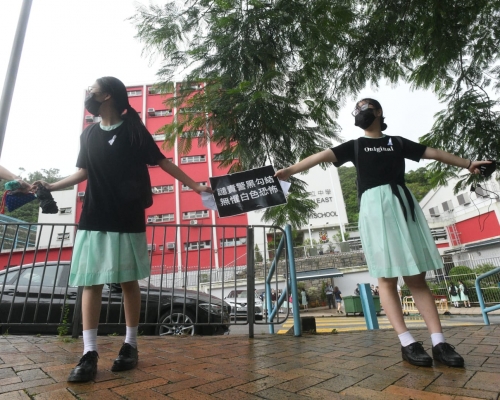 近日多間中學校外有組人鏈活動。資料圖片