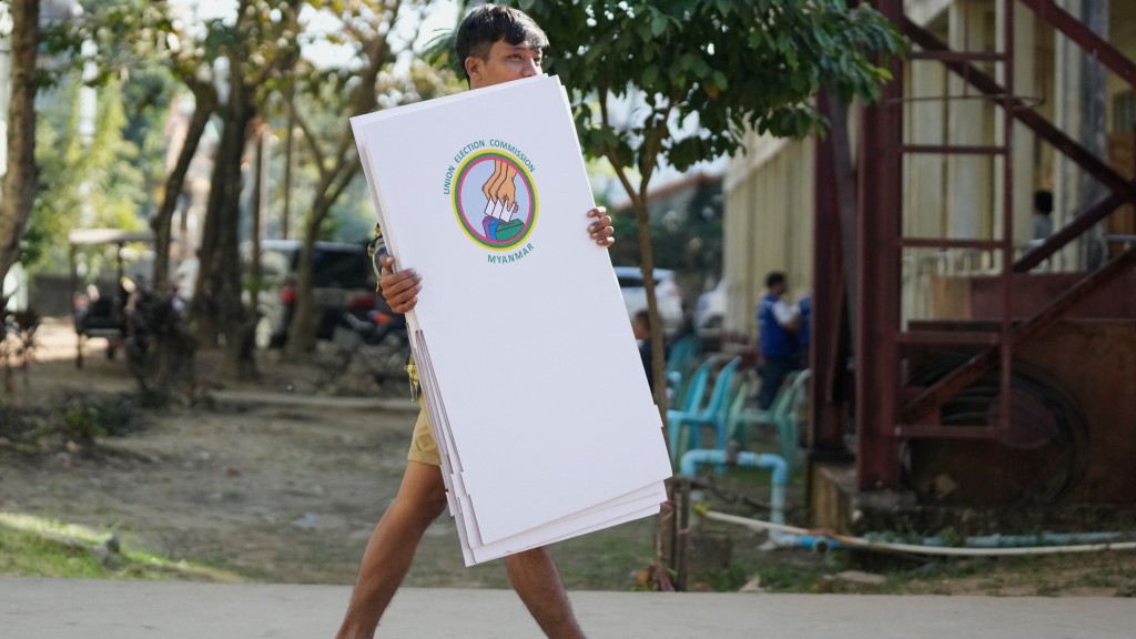 緬甸大選｜選委會義工搬運選舉物資。 美聯社