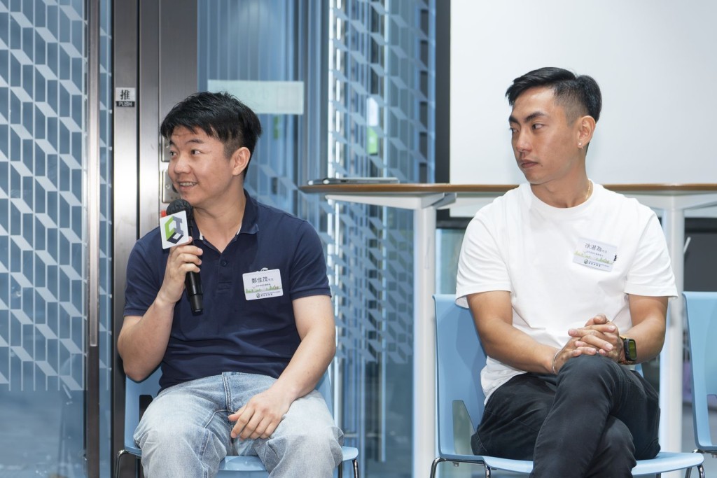 學員阿佳(左)表示,課程內導師教的知識,對他現時從事的工作非常有幫助。右為另一位學員阿為。 學員阿佳(左)表示,課程內導師教的知識,對他現時從事的工作非常有幫助。右為另一位學員阿為。