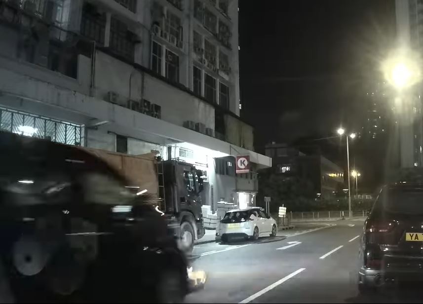 七人車駛至，貓咪走避不及。fb車cam L（香港群組）圖片