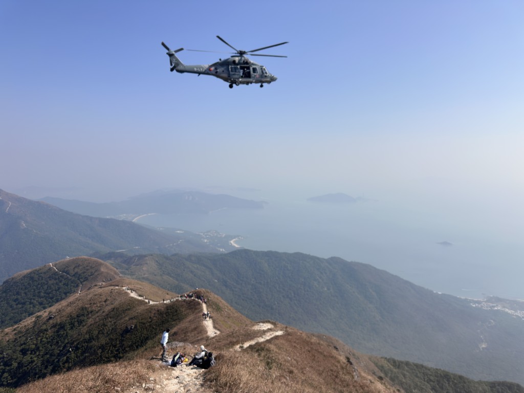 政府飛行服務隊出動直升機救援。梁國峰攝