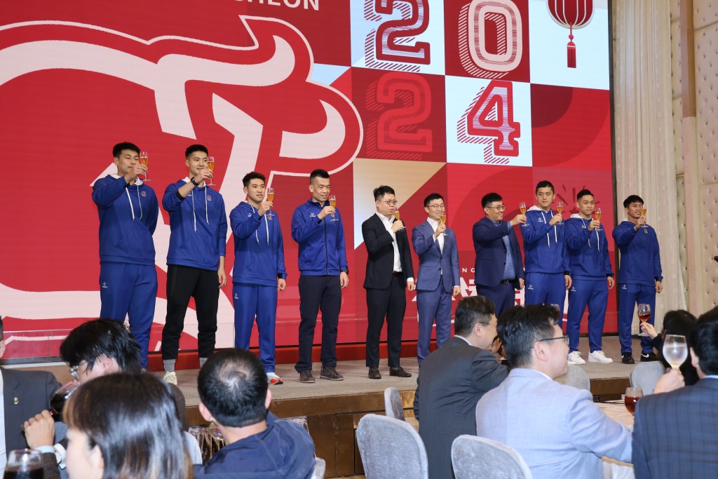 香港金牛篮球队董事长钱涛(右五) 跟部份主力亮相今日的新春午宴中. 