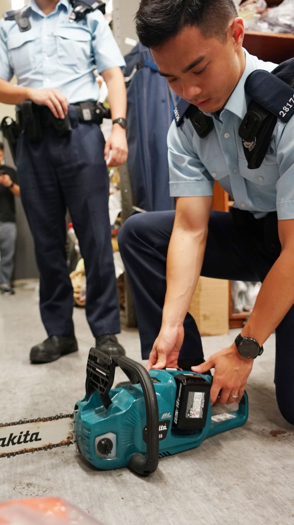 前線警務人員今日與政府各部門走訪低窪地區及村落,進行防風宣傳,協助有需要人士做好防風措施。香港警察fb圖片 前線警務人員今日與政府各部門走訪低窪地區及村落,進行防風宣傳,協助有需要人士做好防風措施。香港警察fb圖片