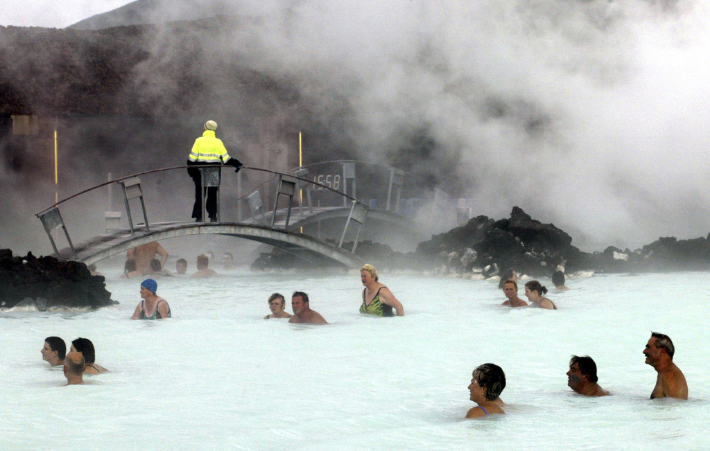 冰岛当地地震频密，冰岛蓝舄湖度假村亦暂时关闭。美联社