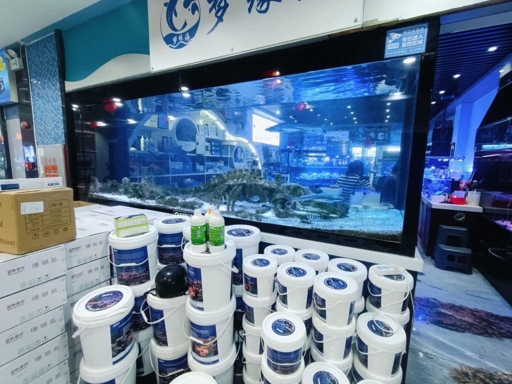 有不少鱼缸设备售卖（图片来源：Facebook@深圳大湾区国内吃喝玩乐开心分享区）