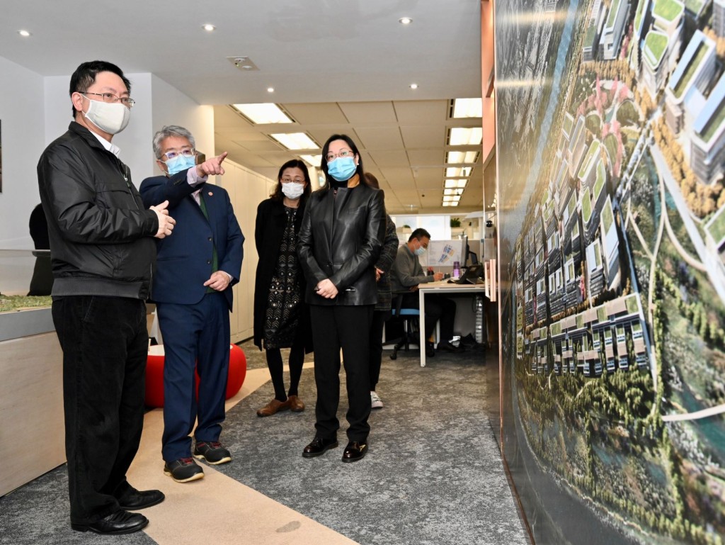 薛永恒(左一)到訪港深創新及科技園公司。政府新聞處圖片