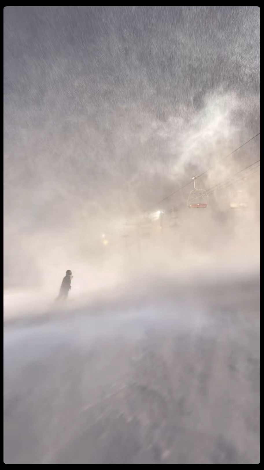 傍晚風雪吹至富良野，幾乎伸手不見五指。 Threads @jwa.hokkaido