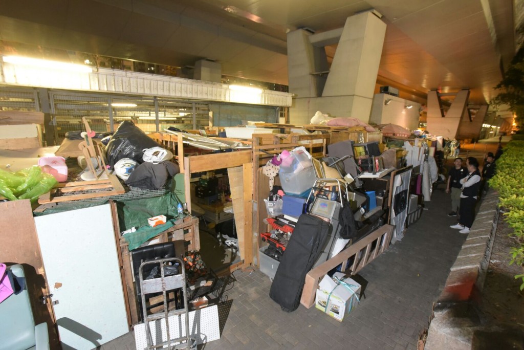 露宿者聚居的深水埗通州街橋底淪為武器庫及毒品飯堂。黃文威攝