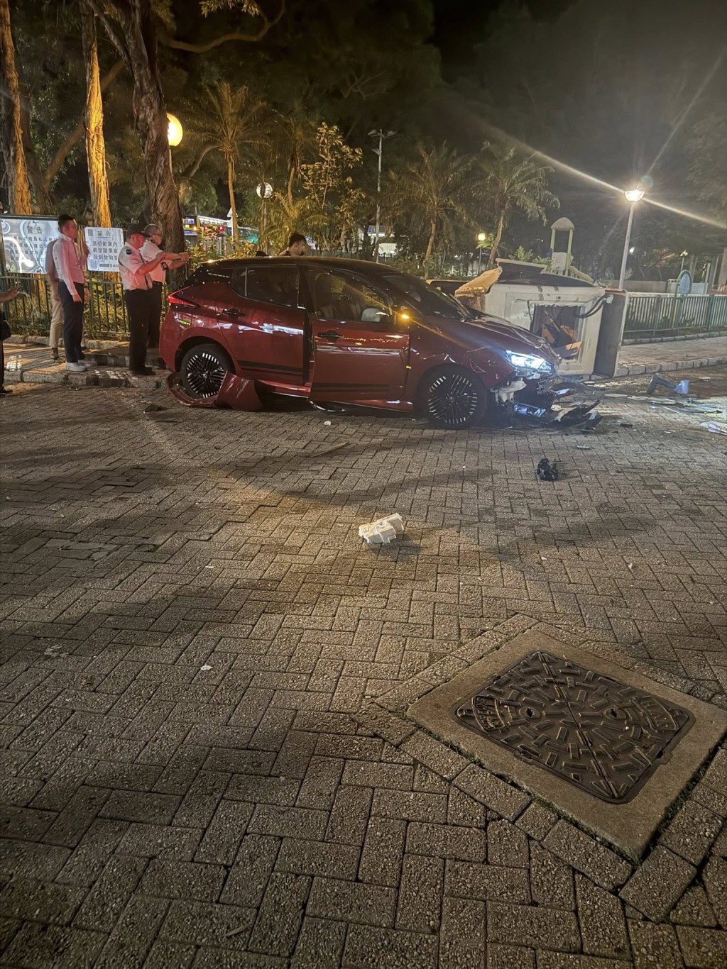私家車將整個保安更亭撞冧。網上圖片
